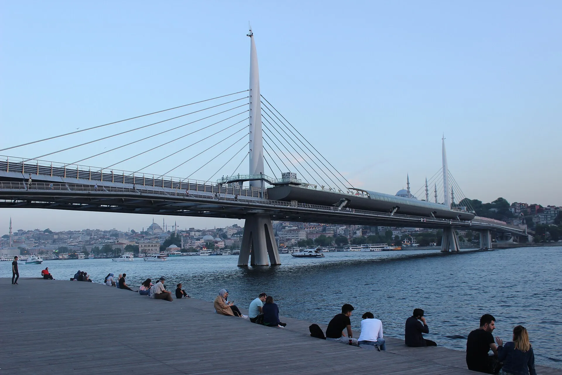 El puente del Corno de Oro en Estambul: guía sobre el Haliç Köprüsü